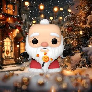 Figura de Papá Noel en un escenario navideño con árbol decorado y luces festivas en el fondo.